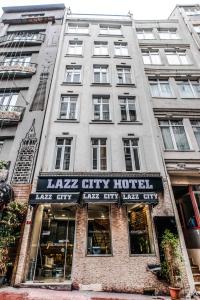 un grand bâtiment blanc avec un panneau indiquant un grand hôtel de ville dans l'établissement Lazz City Hotel, à Istanbul