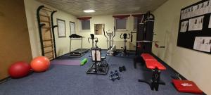 uma sala com um ginásio com pesos e equipamento de exercício em Montana Haus, Fewo B20 em Oberstdorf
