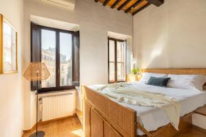 sypialnia z dużym łóżkiem i oknami w obiekcie iFlat Lovely flat in Navona w Rzymie +26 zdjęć
