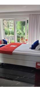 a large bed in a room with a window at LOFT4YOU Work & Stay, HOME OFFICE, W-LAN in Neuss