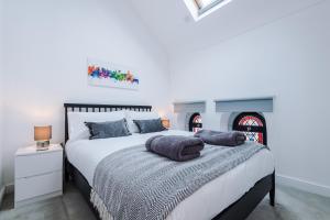 Katil atau katil-katil dalam bilik di The Old Chapel Apartment +28 gambar