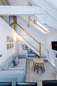 Ruang duduk di The Old Chapel Apartment