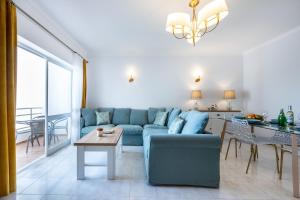 - un salon avec un canapé bleu et une table dans l'établissement Stylish Seashore Apartment, à Lagos