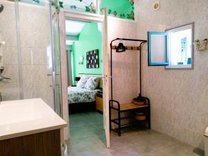 1 dormitorio y baño con ducha. en Chambre Indépendante Piscine, Parc, Cuisine... en Brézilhac