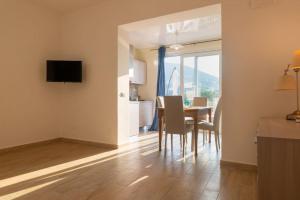- une cuisine et une salle à manger avec une table et des chaises dans l'établissement Ischia Riva House Apartament, à Ischia