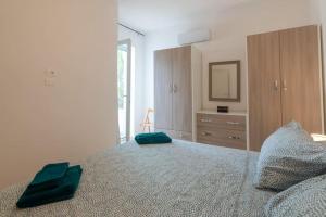 - une chambre avec un lit et 2 serviettes vertes dans l'établissement Ischia Riva House Apartament, à Ischia