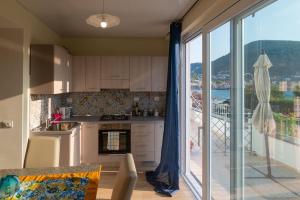 - une cuisine avec vue sur un balcon dans l'établissement Ischia Riva House Apartament, à Ischia