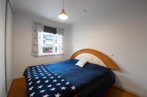 een slaapkamer met een bed met een Amerikaanse vlag deken bij Villa Vilu in Naantali