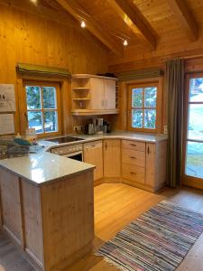 eine große Küche mit Holzwänden und Holzböden in der Unterkunft MOUNTAINRANGER - Lodge in Obertauern