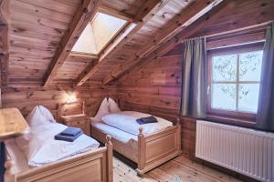 1 Schlafzimmer mit 2 Betten in einem Blockhaus in der Unterkunft MOUNTAINRANGER - Lodge in Obertauern