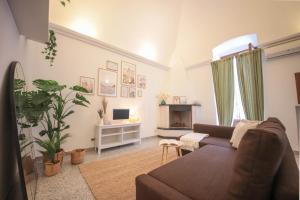 莫诺波利C'era Una Volta的带沙发和壁炉的客厅