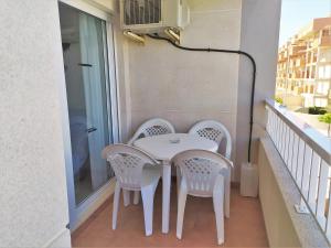 einen weißen Tisch und Stühle auf dem Balkon in der Unterkunft El Racó in Canet d'en Berenguer
