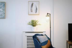 un soggiorno con una sedia e un termosifone di 2 Bedroom House on Holmes Hill Road- Free Parking, Wi-Fi & Patio a Bristol