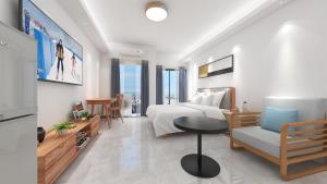 Habitación de hotel con cama, mesa y silla en Foshan Laide Apartment en Shunde