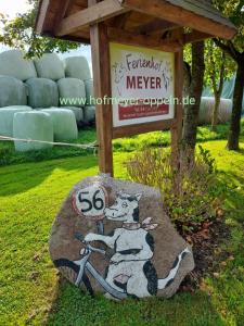 um sinal com um coala numa rocha em Ferienhof-Meyer em Wingst
