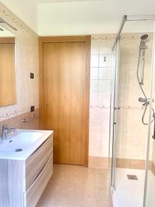 a bathroom with a sink and a shower at Casa Alice in SantʼAmbrogio di Valpolicella