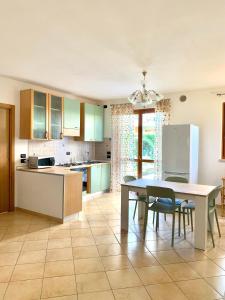 A kitchen or kitchenette at Casa Alice