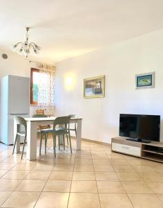 A television and/or entertainment centre at Casa Alice Még 17 kép