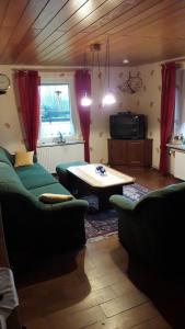 uma sala de estar com um sofá e uma mesa de centro em Ferienhof-Meyer em Wingst
