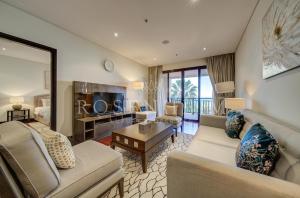 sala de estar con sofá y mesa en Anantara Palm Jumeirah Dubai Luxurious Home en Dubái