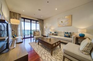 sala de estar con sofá y mesa en Anantara Palm Jumeirah Dubai Luxurious Home, en Dubái