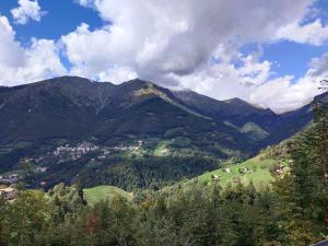 A general mountain view or a mountain view taken from the holiday home