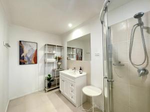 a bathroom with a sink and a shower at Penlink Lodge - Base To Explore Mornington Peninsula in Langwarrin +10 photos