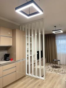 una cocina con una gran mampara blanca en una habitación en Honey Suite, en Tirana