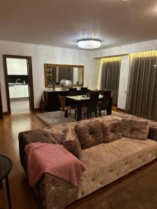 sala de estar con sofá y mesa en Rio Douro Apartment Deluxe - Porto en Oporto