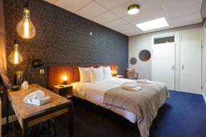 une chambre d'hôtel avec un lit et une table dans l'établissement Hotel Duhoux, à Wirdum