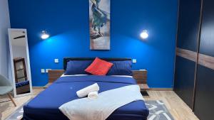 a blue bedroom with a bed with blue walls at Flat in Valletta in Valletta