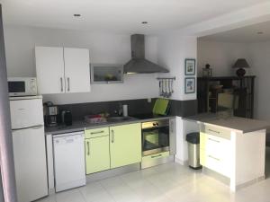 Kuchyňa alebo kuchynka v ubytovaní Clement - Rez de villa - Vue Mer + 3 fotografie