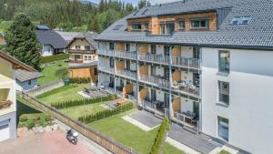 une vue aérienne d'un bâtiment avec une cour dans l'établissement Apartment Ski&Nature "Grosseck", à Mauterndorf