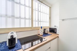 eine Küche mit einem Waschbecken und einem Fenster in der Unterkunft Trivano il Rifugio in Carbonia