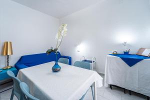 ein Zimmer mit einem Tisch und einer Vase darauf in der Unterkunft Trivano il Rifugio in Carbonia