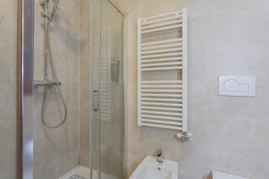 ein Bad mit einer Dusche, einem WC und einem Waschbecken in der Unterkunft San Lio Romantic X2 a Rialto in Venedig