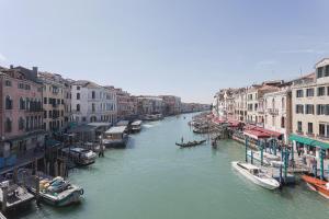 Blick auf einen Kanal in einer Stadt mit Booten in der Unterkunft San Lio Romantic X2 a Rialto in Venedig