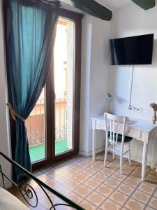 Habitación con mesa y ventana con escritorio. en La Casa Vella EL BEDORC, en Piera