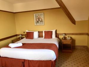 Een bed of bedden in een kamer bij Purbeck House Hotel & Louisa Lodge