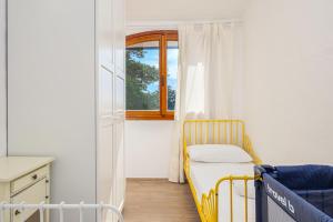 Habitación pequeña con cama y ventana en A due passi da mare, en Abbiadori