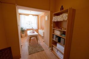 een kamer met een tafel en een boekenplank bij Horský Hotel Dobrá Chata in Stachy