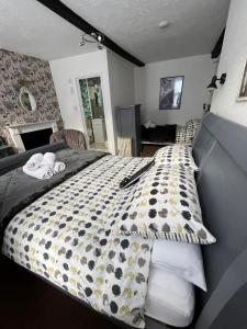 - une chambre avec un grand lit et des oreillers dans l'établissement St Georges, à Saint-Pierre-Port