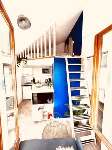 ein kleines Apartment mit einer Treppe in einem Zimmer in der Unterkunft Les studios de la Villa Jules Verne in Amiens