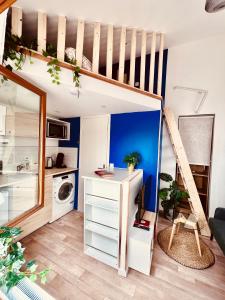 ein kleines Zimmer mit einem Etagenbett und einem Spiegel in der Unterkunft Les studios de la Villa Jules Verne in Amiens