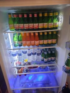 een open koelkast gevuld met veel drankjes bij MY HOME in Beysehir