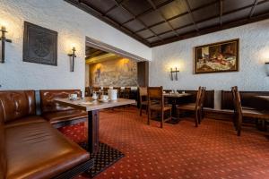 une salle à manger avec des tables, des chaises et un tableau dans l'établissement Hotel St Georg - Regensburg, à Ratisbonne