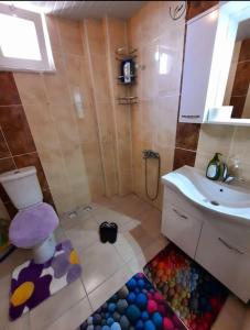 een badkamer met ballen op de vloer bij MY HOME in Beysehir