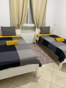 2 camas en una habitación con ventana en Magnifique Appartement Inès complexe Aida village, en Tánger