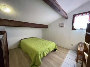 Tempat tidur dalam kamar di Maison Saint-Cyprien, 3 pièces, 6 personnes - FR-1-225D-175