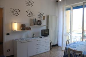 een kamer met een dressoir en een televisie. bij Appartamento Sunflower in Levanto